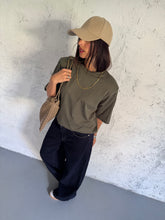Carica l&#39;immagine nel visualizzatore di Gallery, T-SHIRT SHOULDER AUTUMN OLIVA
