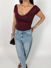 Carica l'immagine nel visualizzatore di Gallery, T-SHIRT DOUBLE NECK VINO

