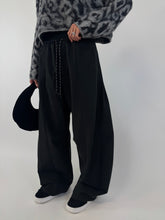 Carica l&#39;immagine nel visualizzatore di Gallery, PANTALONE STYLE NERO
