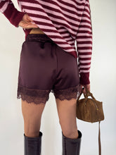 Carica l&#39;immagine nel visualizzatore di Gallery, SHORTS LACE BORDEAUX
