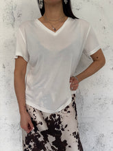 Carica l&#39;immagine nel visualizzatore di Gallery, t-shirt scollo V
