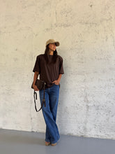 Carica l&#39;immagine nel visualizzatore di Gallery, T-SHIRT SHOULDER AUTUMN CHOCO
