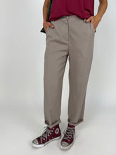 Carica l'immagine nel visualizzatore di Gallery, CHINO PANTS TAUPE
