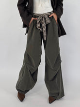 Carica l&#39;immagine nel visualizzatore di Gallery, VIKY PANTS VERDE MILITARE
