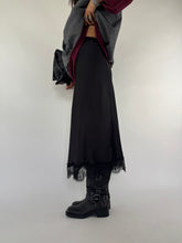 Carica l&#39;immagine nel visualizzatore di Gallery, SKIRTY SLIP NERA
