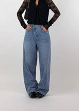 Carica l'immagine nel visualizzatore di Gallery, JEANS LOW BUTTON
