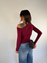 Carica l&#39;immagine nel visualizzatore di Gallery, MAGLIA CUT BORDEAUX
