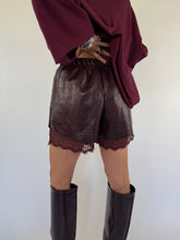Carica l&#39;immagine nel visualizzatore di Gallery, SHORTS SKIN LACE BORDEAUX
