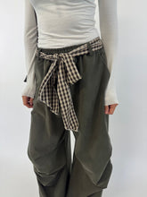 Carica l&#39;immagine nel visualizzatore di Gallery, VIKY PANTS VERDE MILITARE
