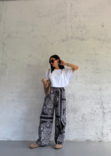 Carica l&#39;immagine nel visualizzatore di Gallery, PANTALONE PAISLEY
