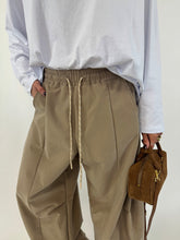 Carica l&#39;immagine nel visualizzatore di Gallery, PANTALONE STYLE BEIGE
