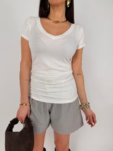 Carica l'immagine nel visualizzatore di Gallery, T-SHIRT V DRAPE BIANCA
