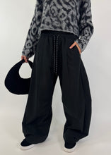 Carica l&#39;immagine nel visualizzatore di Gallery, PANTALONE STYLE NERO
