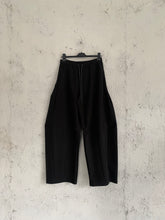 Carica l&#39;immagine nel visualizzatore di Gallery, PANTALONE STYLE NERO
