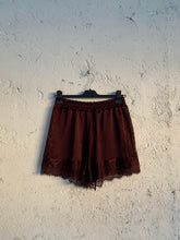 Carica l&#39;immagine nel visualizzatore di Gallery, SHORTS LACE BORDEAUX
