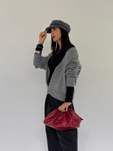 Carica l&#39;immagine nel visualizzatore di Gallery, CARDIGAN BOTTON DOWN GRIGIO
