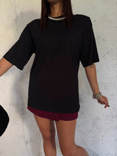 Carica l&#39;immagine nel visualizzatore di Gallery, T-SHIRT SHOULDER AUTUMN NERA
