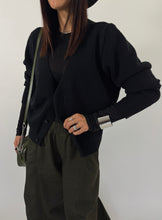 Carica l&#39;immagine nel visualizzatore di Gallery, CARDIGAN BOTTON DOWN NERO
