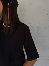 Carica l&#39;immagine nel visualizzatore di Gallery, T-SHIRT SHOULDER AUTUMN NERA
