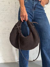Carica l&#39;immagine nel visualizzatore di Gallery, ROUND BAG CIOCCOLATO
