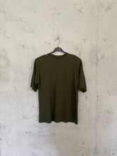 Carica l&#39;immagine nel visualizzatore di Gallery, T-SHIRT SHOULDER AUTUMN OLIVA
