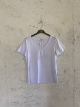 Carica l&#39;immagine nel visualizzatore di Gallery, T-SHIRT LOW CUT BIANCA

