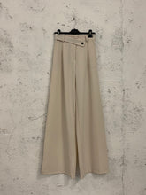 Carica l&#39;immagine nel visualizzatore di Gallery, CROSS BOTTON PANTS
