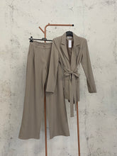 Carica l&#39;immagine nel visualizzatore di Gallery, PASTEL SUIT
