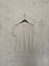 Carica l&#39;immagine nel visualizzatore di Gallery, t-shirt scollo V
