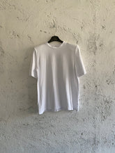 Carica l&#39;immagine nel visualizzatore di Gallery, T-shirt spallotte
