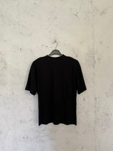 Carica l&#39;immagine nel visualizzatore di Gallery, T-SHIRT SHOULDER AUTUMN NERA
