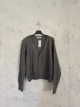 Carica l&#39;immagine nel visualizzatore di Gallery, CARDIGAN BOTTON DOWN GRIGIO
