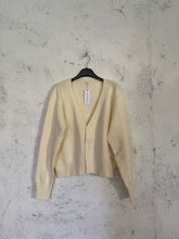 Carica l&#39;immagine nel visualizzatore di Gallery, CARDIGAN BOTTON DOWN BURRO
